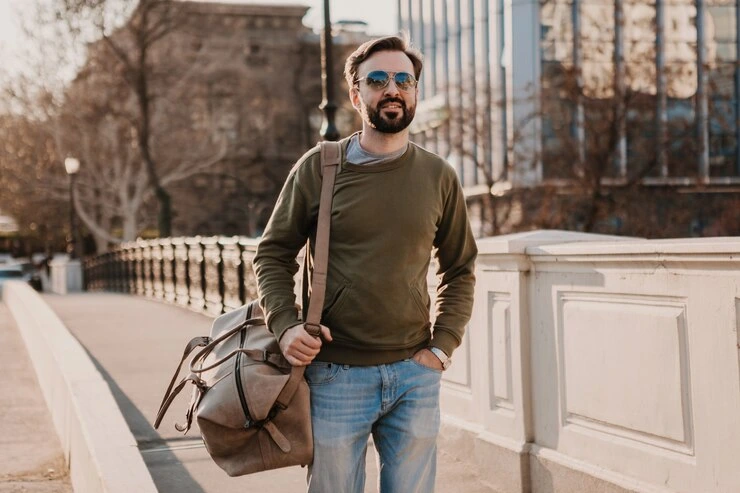 Attraktiv stilig hipster-mann iført en trøstende genser 