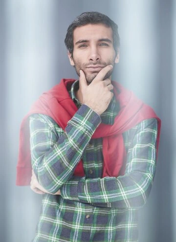 En mann stiler med en koselig og varm genser