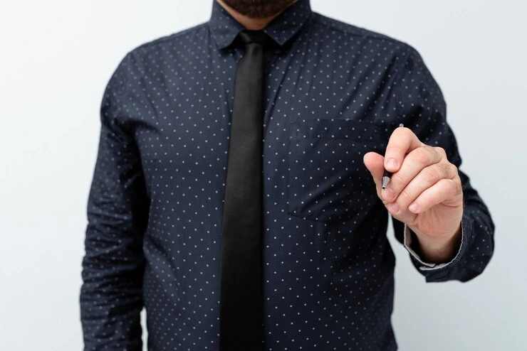 Menn velger å bruke skjorte med tynt slips